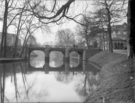 42010 Gezicht op de Tolsteegbrug over de Stadsbuitengracht te Utrecht, uit het oosten.